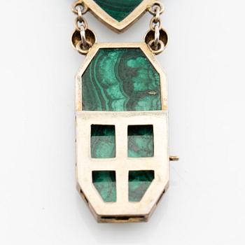 Halsband, ring och armband med slipade malakiter, Kina 1900-talets första hälft.