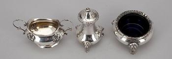 SALTSTRÖARE samt 2 st. SALTKAR, silver, London 1960-tal samt Birmingham 1912. Vikt 216 g.