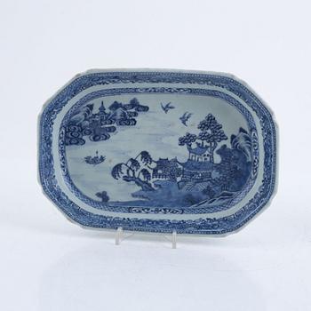 A blue and white serving dish, turren stand and plate, export porcelain, China, 18th century.