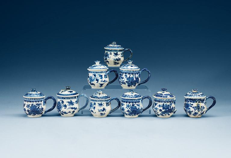 CREMEKOPPAR med LOCK, nio stycken, snarlika, kompaniporslin. Qing dynastin, Qianlong (1736-95).