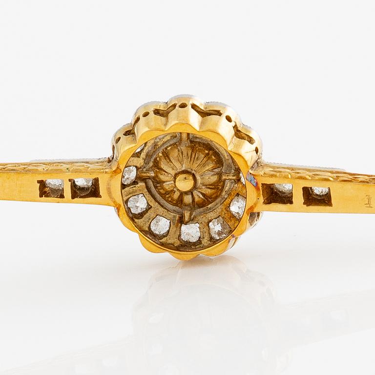 Brooch 18K gold and platinum with a half-pearl and round brilliant and rose-cut diamonds.