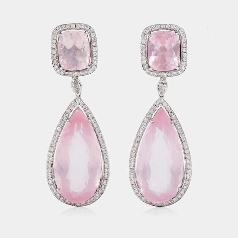 ÖRHÄNGEN med rosenkvarts, cirka 34.00 ct och briljantslipade diamanter cirka 1.32 ct.