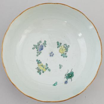 A Chinese famille rose bowl, early 20th century.