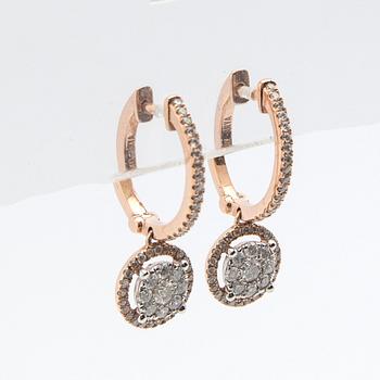Örhängen, ett par, 14K roseguld med briljantslipade diamanter.