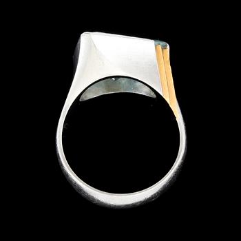 RING, silver med slipad akvamarin. Vikt 11,8 g.