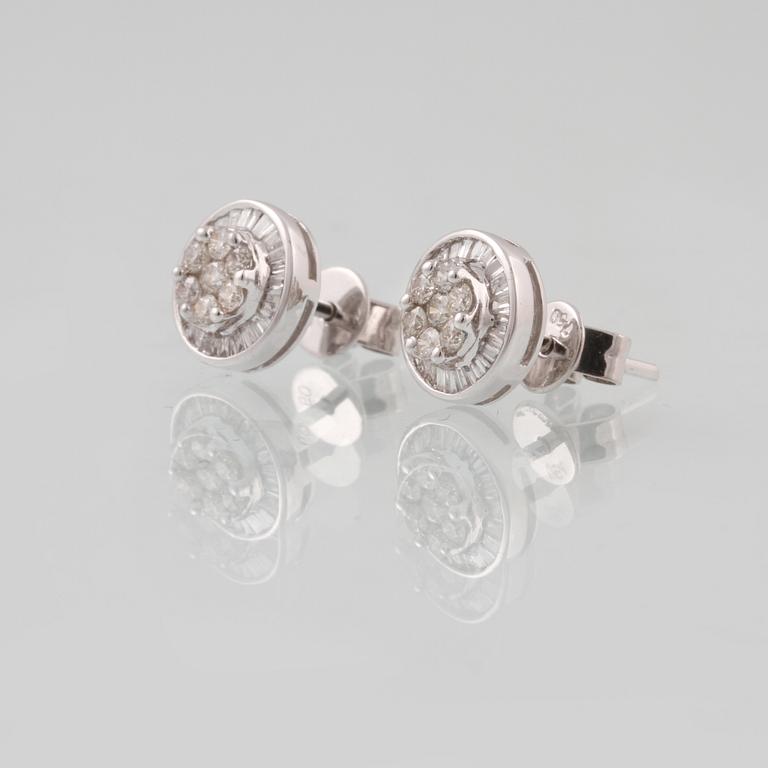 ÖRHÄNGEN, 18K vitguld med briljant och baguetteslipade diamanter ca 0.48 ct. Vikt 2,1 gram.