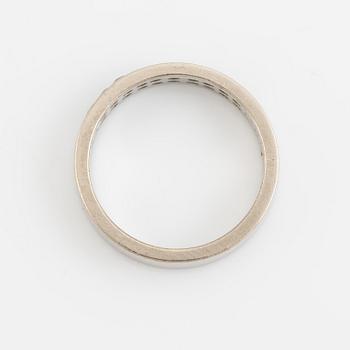 Ring, halvallians, två rader med briljant-och åttkantslipade diamanter.