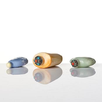 A group of three Chinese snuffbottles, stone, glass and bone, late Qing dynasty / around 1900.