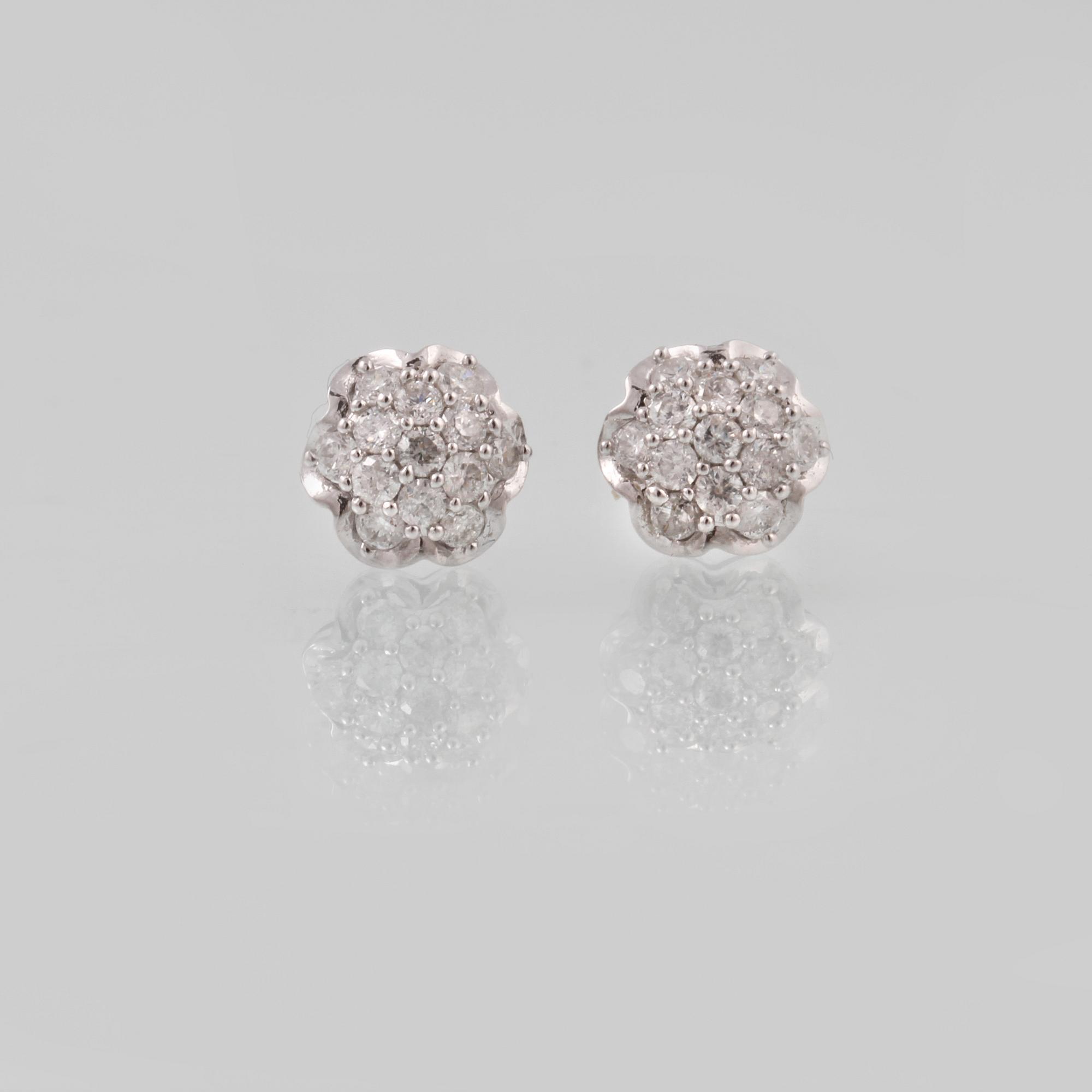 ÖRHÄNGEN, 18K vitguld med briljantslipade diamanter ca 0.59 ct. Vikt 2,0 gram.