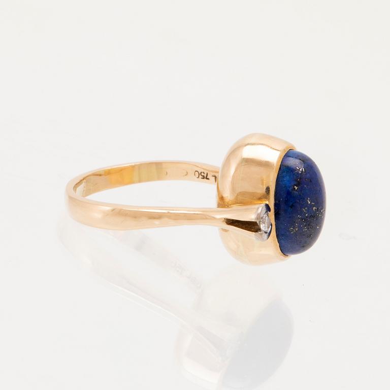 Ole Lynggaard ring 18K vitt och rött guld med cabochonslipad lapis lazuli samt rund briljantslipad diamant.