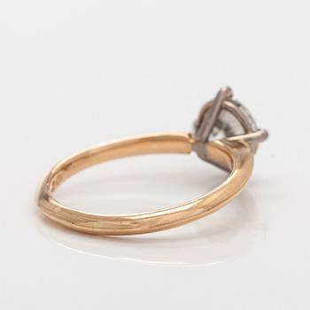 Ring, solitär, 18K guld med briljantslipad diamant 2 ct, Tarkkanen, Helsingfors 2018.