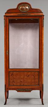 VITRINSKÅP, Louis XVI-stil, 1900-tal.