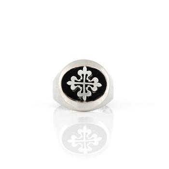 RING, 18K vitguld med sannolikt onyx. Total vikt ca 7,94 g.