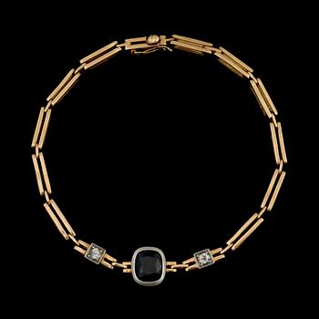 ARMBAND, 18k guld, safir och 2 briljantslipade diamanter. Gustaf Dahlgren & Co, Malmö 1913. Vikt ca 7 gram.