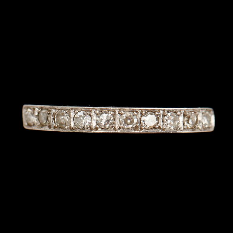 RING, 18 k vitguld, svenska stämplar, med 10 små briljanter. Total vikt ca 3 g.
