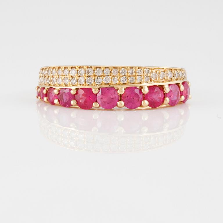 RING, 18K guld med briljantslipade diamanter ca 0.20 ct samt fasettslipade rubiner ca 1.25 ct. Vikt 4,0 gram.