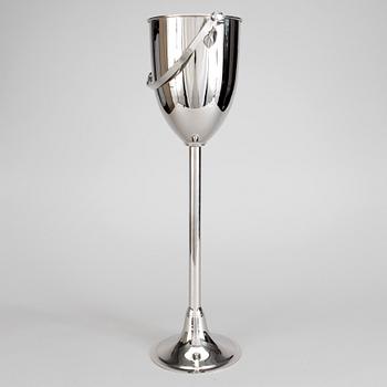 CHAMPAGNEKYLARE PÅ FOT, vit metall, 1900-talets slut/2000-talets början.