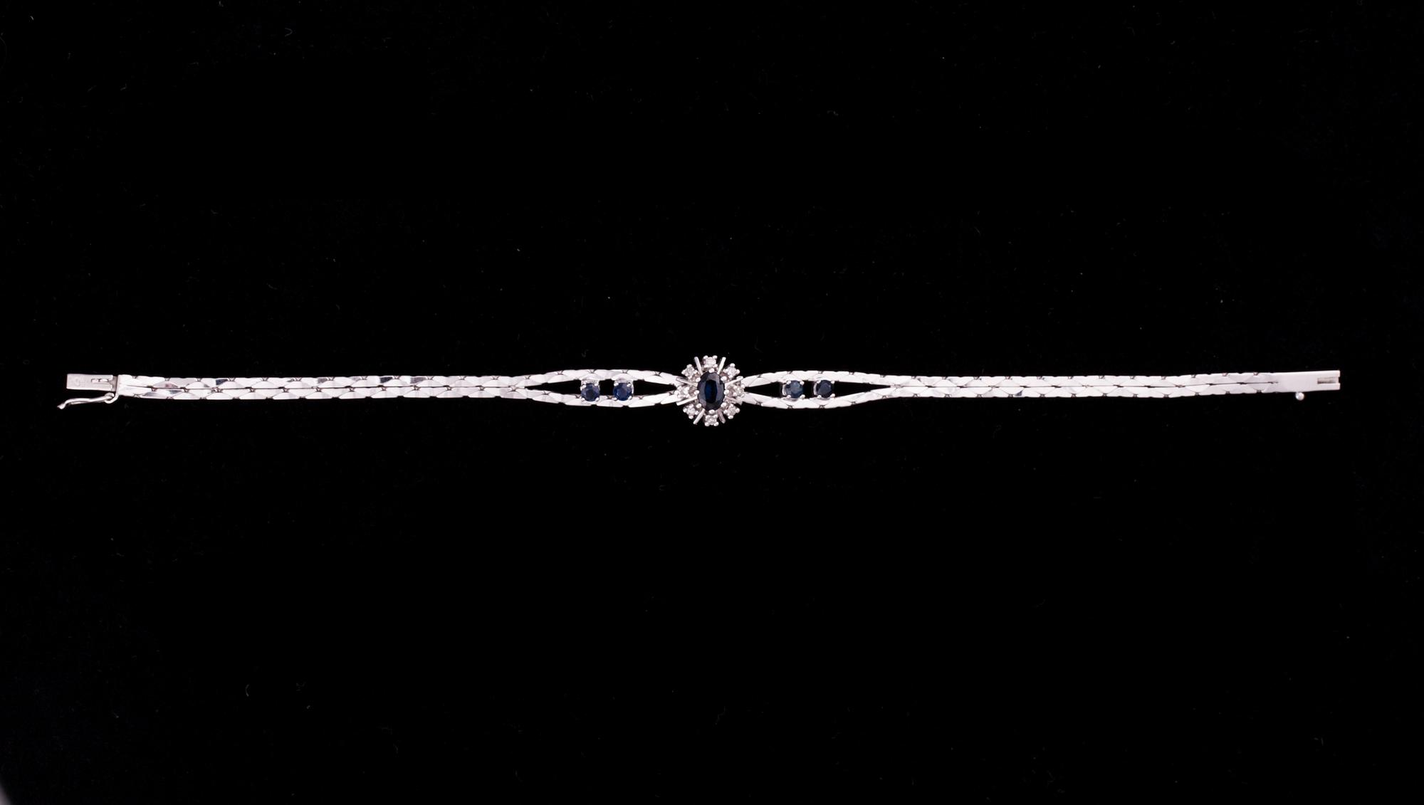 ARMBAND, 14K vitguld, safirer, diamanter. Vikt ca 9,0 g.