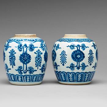 816. Two blue and white jars, Qing dynasty, Kangxi (1662-1722).