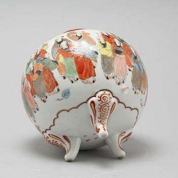 A Japanese vase, Meiji, (1868-1912).