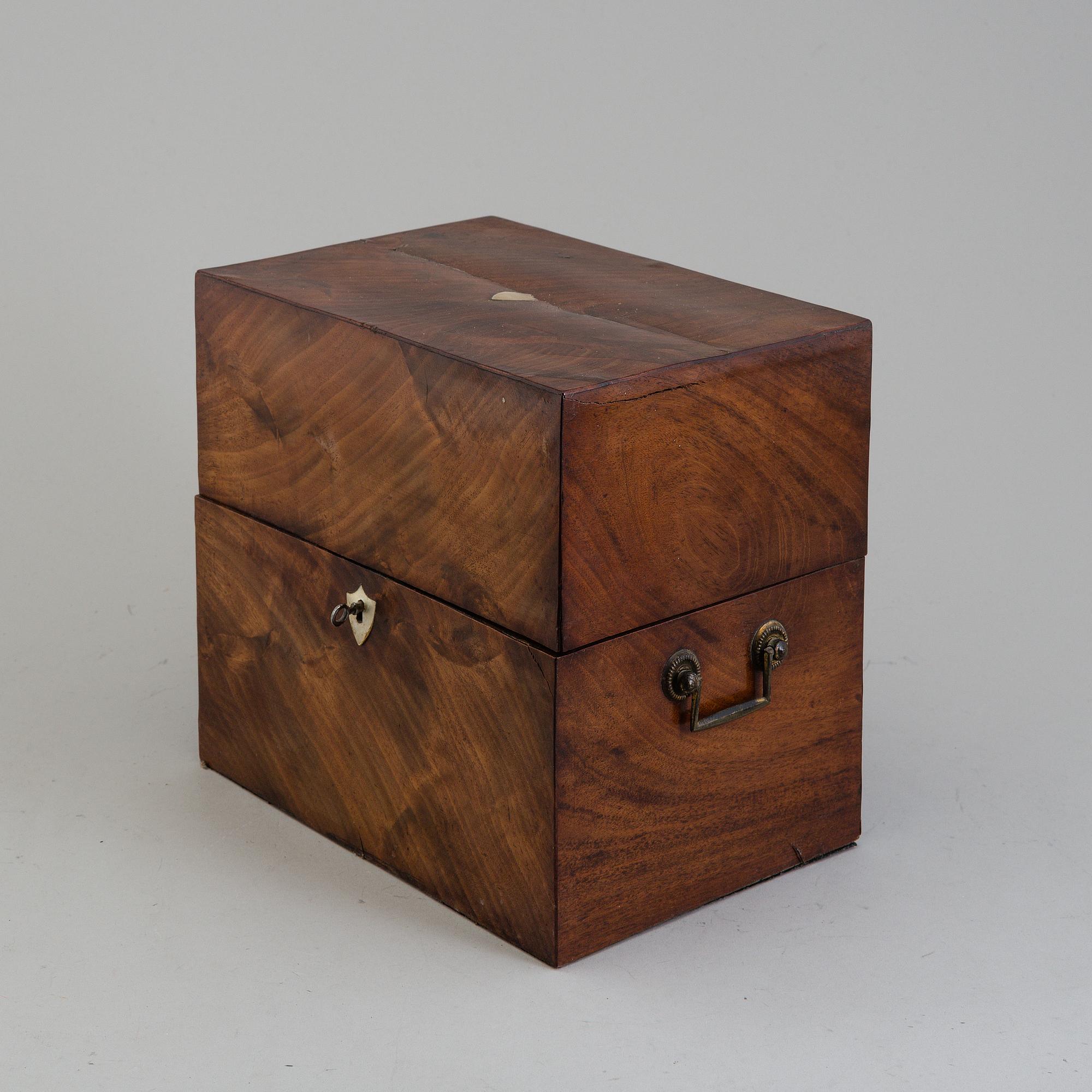 A first half of the 19th century wooden casket containing 6 flasks 2 glasses.