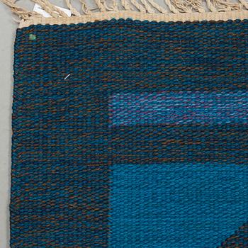 MATTA. Rölakan. 238,5 x 175 cm. Signerad Signerad GBJ samt en vävarsignatur i form av ljusgrön ruta.