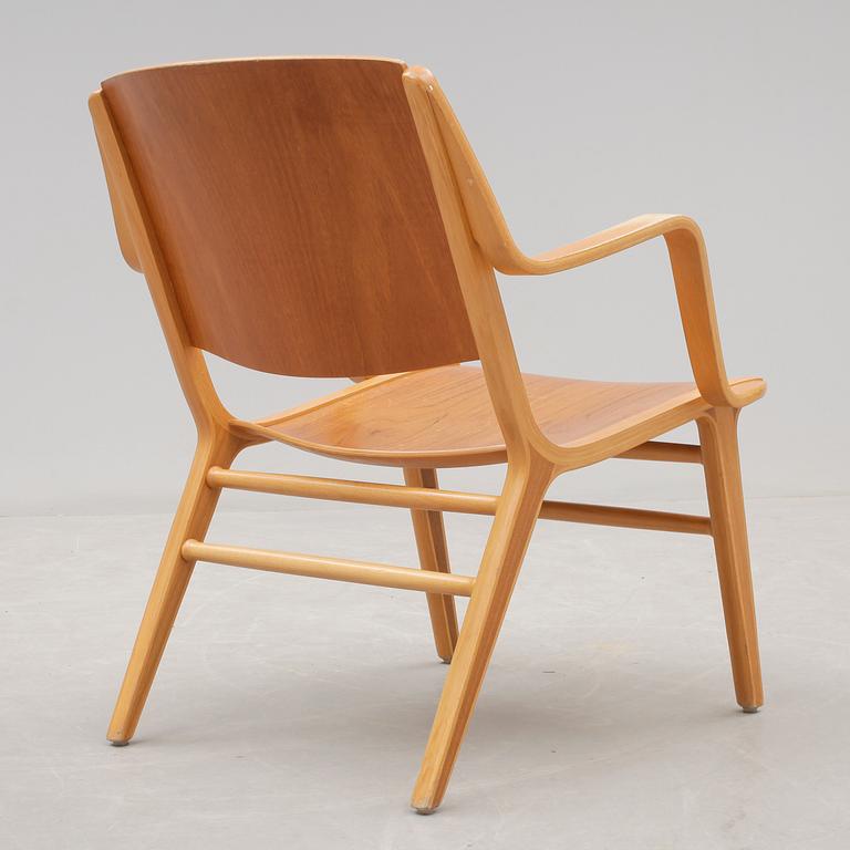 KARMSTOLAR, ett par, "Ax-stolen", Peter Hvidt & Orla Molgaard Nielsen, Fritz Hansen. Modellen formgiven 1950.