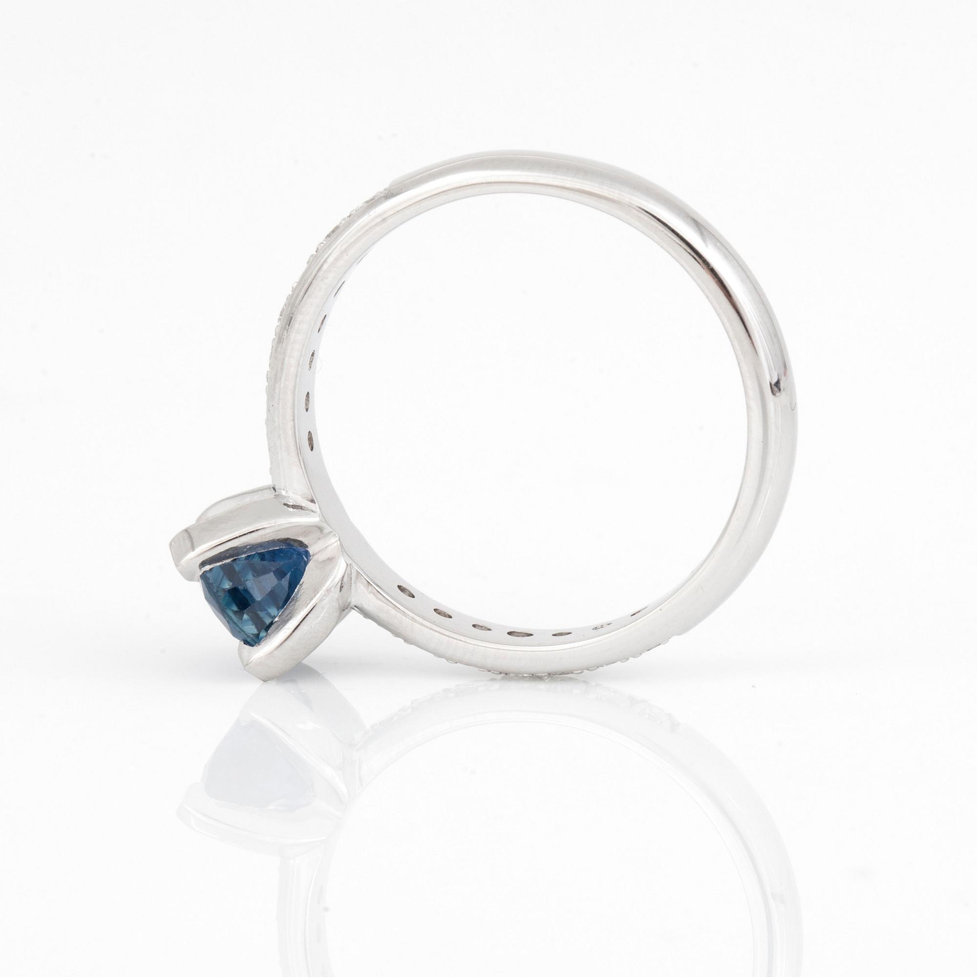 RING, Med safir ca 1.50 ct och diamanter totalt ca 0.24 ct.