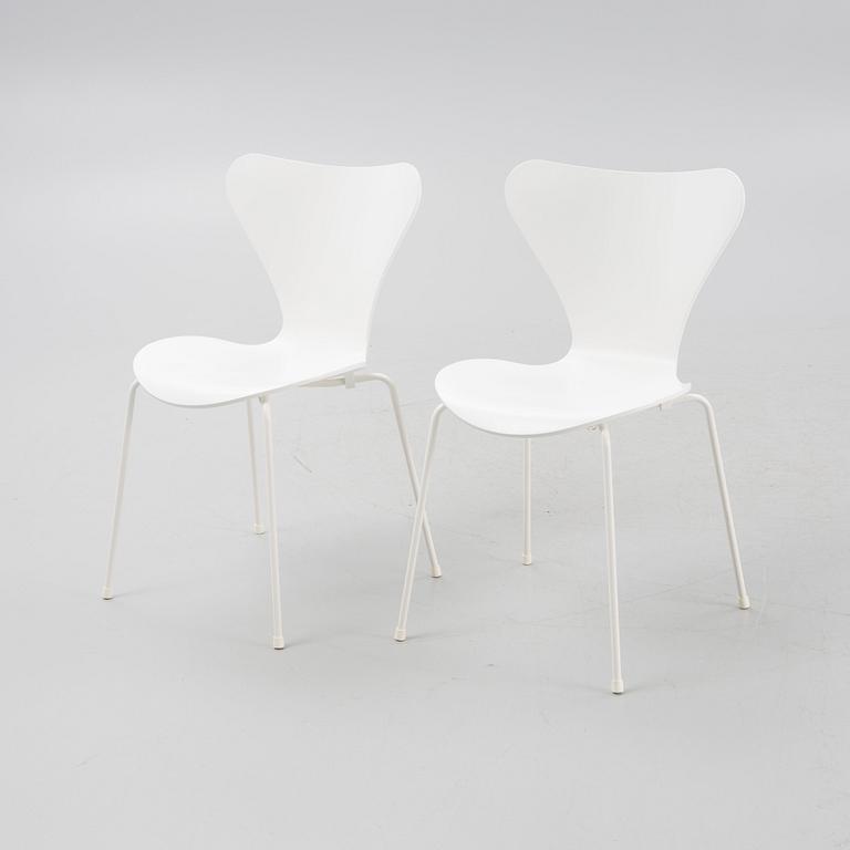 Arne Jacobsen, a pair of model 'Seven' chairs, Fritz Hansen, Denmark 2015.