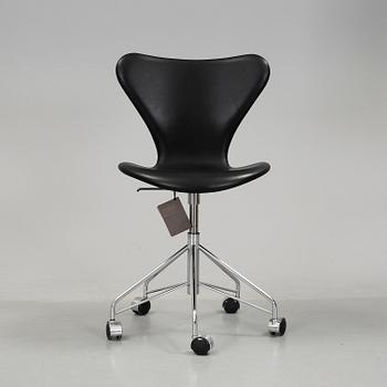 SKRIVBORDSSTOL, Arne Jacobsen "Sjuan", Fritz Hansen. 2013/2014.