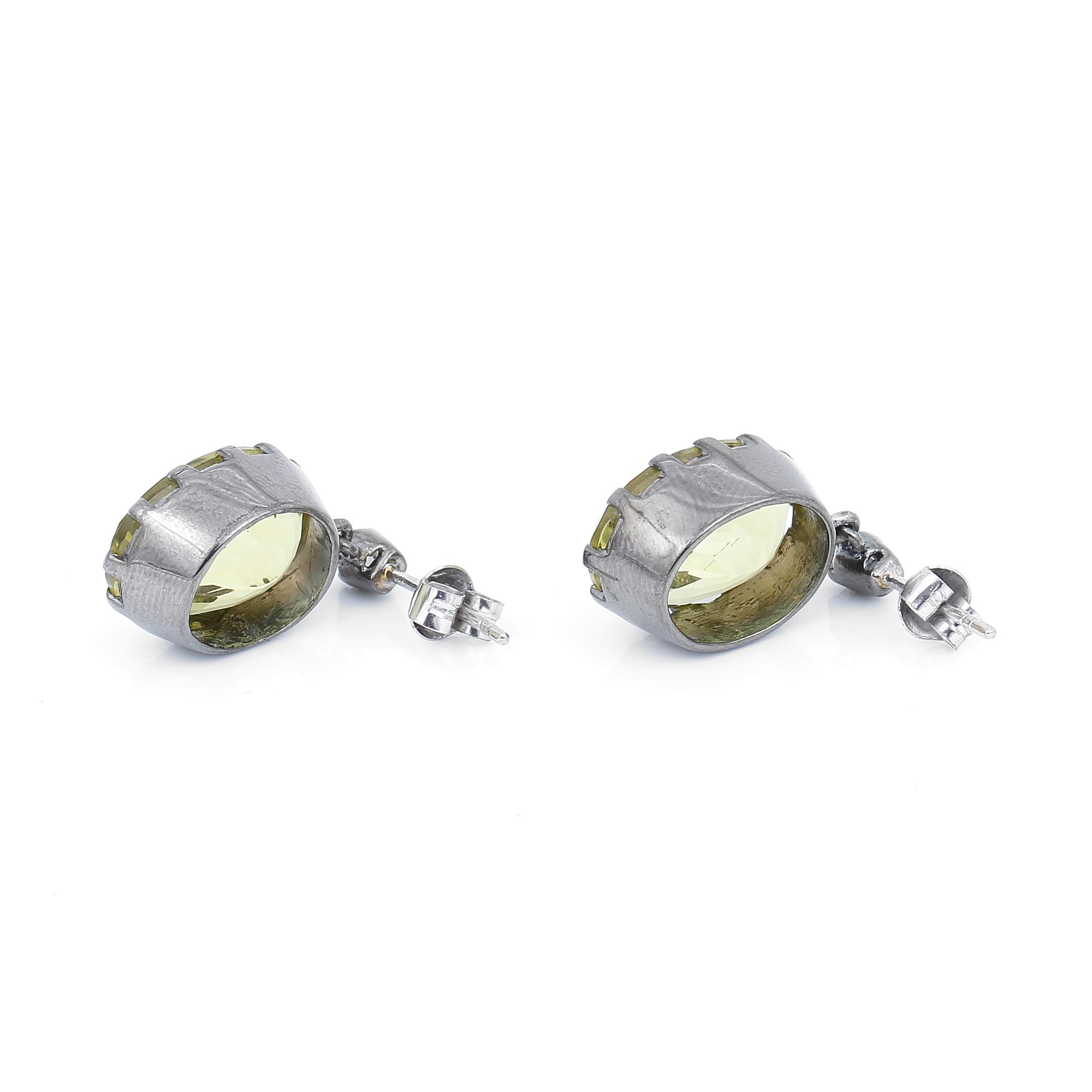 ÖRHÄNGEN, silver med ovalslipade gula topas tot ca 21,94 ct och rosenslipade diamanter. Vikt ca 8,32 g.