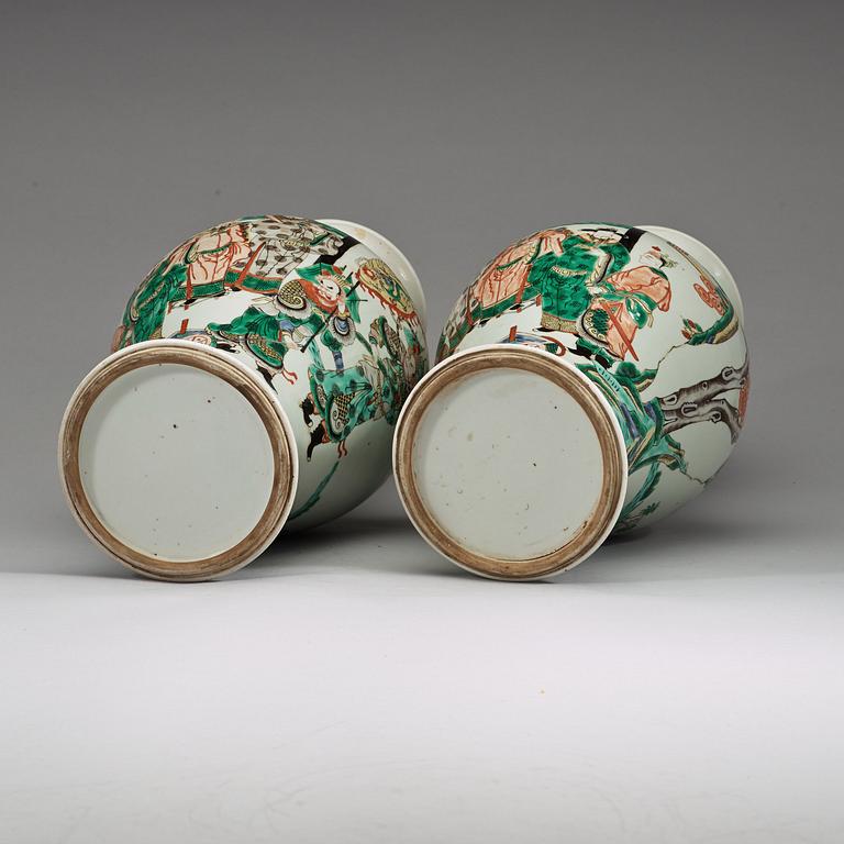 A pair of famille verte vases, late Qing dynsty (1662-1912).