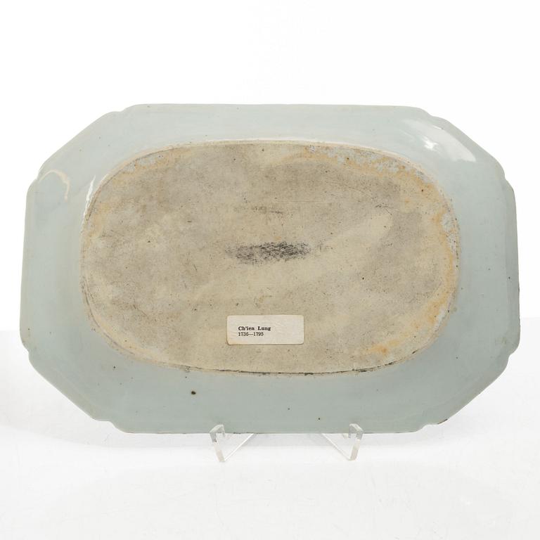 Stekfat, 5 st, kompaniporslin, Qingdynastin, Kina, 1700/1800-tal samt ask med lock och vas, Kina, 1900-tal.