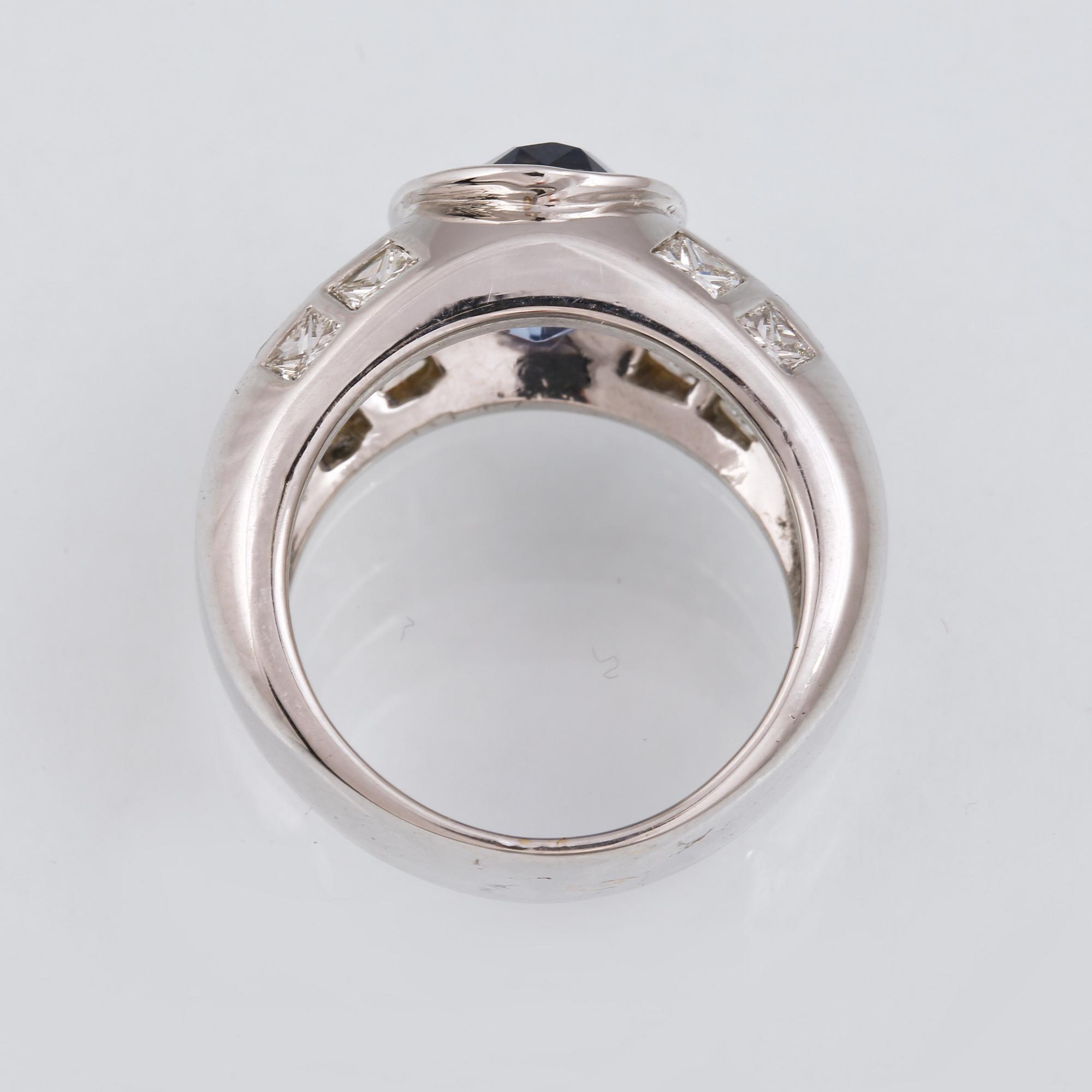 RING, 18K vitguld med ovalslipad blå safir ca 4.00 ct samt 16 prinsesslipade briljanter ca 1.50 ct. Vikt 15,9 gram.