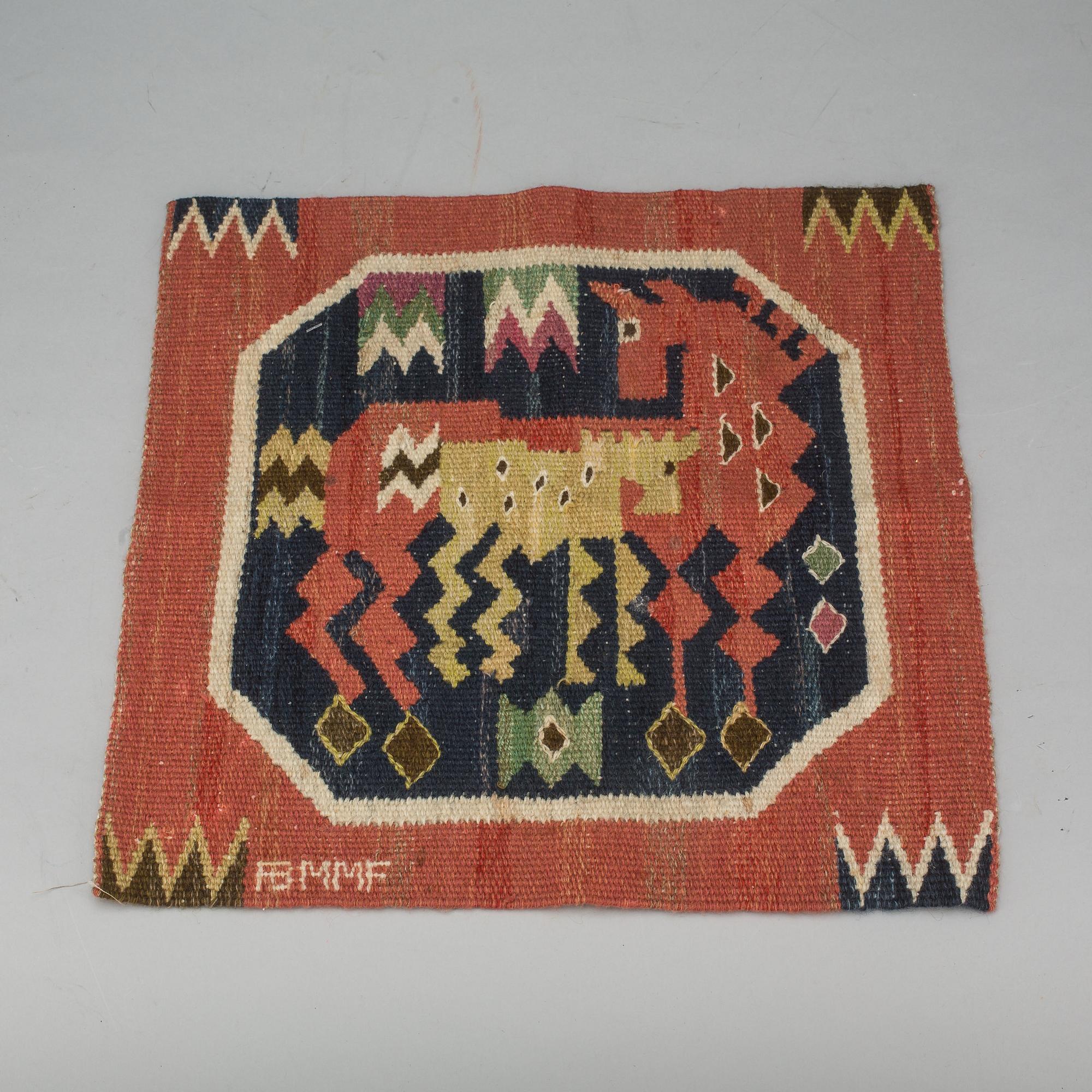 VÄVNAD. Rölakan, "Röd Häst med föl", signerad AB MMF (AB Märta Måås-Fjetterström). Ca 41,5 x 41,5 cm.