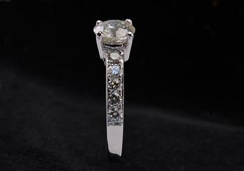 A RING, brilliant cut diamonds c. 1.68 ct. Central stone c. 1.18 ct. 18K white gold, weight 3,9 g.