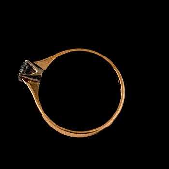 RING, 20k guld med fasettslipad vit sten, stämplad CFJ, Uddevalla, 1881. Vikt 5 g.