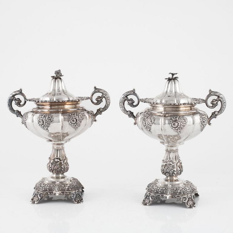 Fredrik & Wilhelm Zethelius, sockerskålar, ett par silver, nyrokoko, Stockholm, 1840.