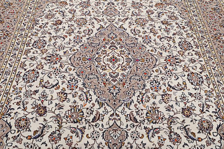 A Kashan carpet, c. 357 x 240 cm.