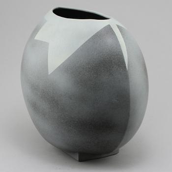 VAS, stengods, Rolf Sinnemark, Rörstrand, numrerad 35/150, 1980/90-tal.