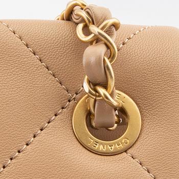 Chanel väska "A Real Catch Flap Bag Quilted Lambskin Medium".