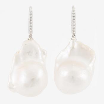 A pair of earrings in 18K gold with baroque-shaped cultured freshwater pearls and round brilliant-cut diamonds.