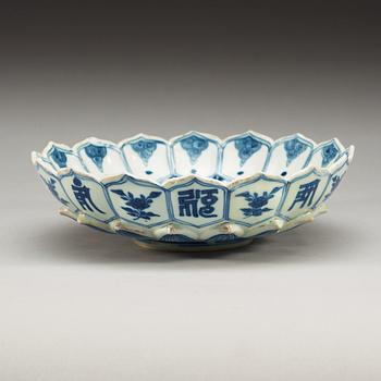 A moulded flower-shaped blue and white dish, Ming dynasty with Wanlis six character mark and of the period (1573-1619).