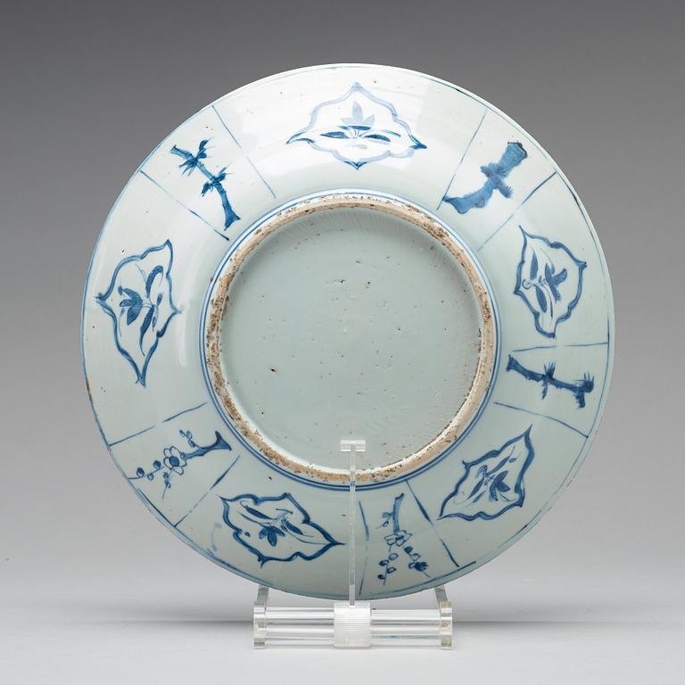 A blue and white dish, Ming dynasty, Wanli (1572-1620).