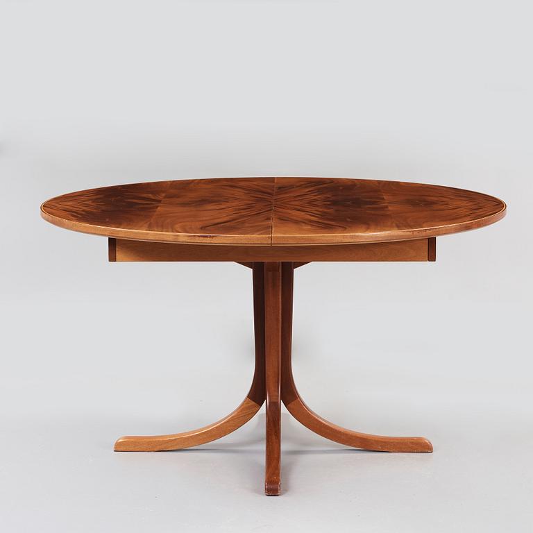 A Josef Frank mahogany dining table, Svenskt Tenn, model 771.