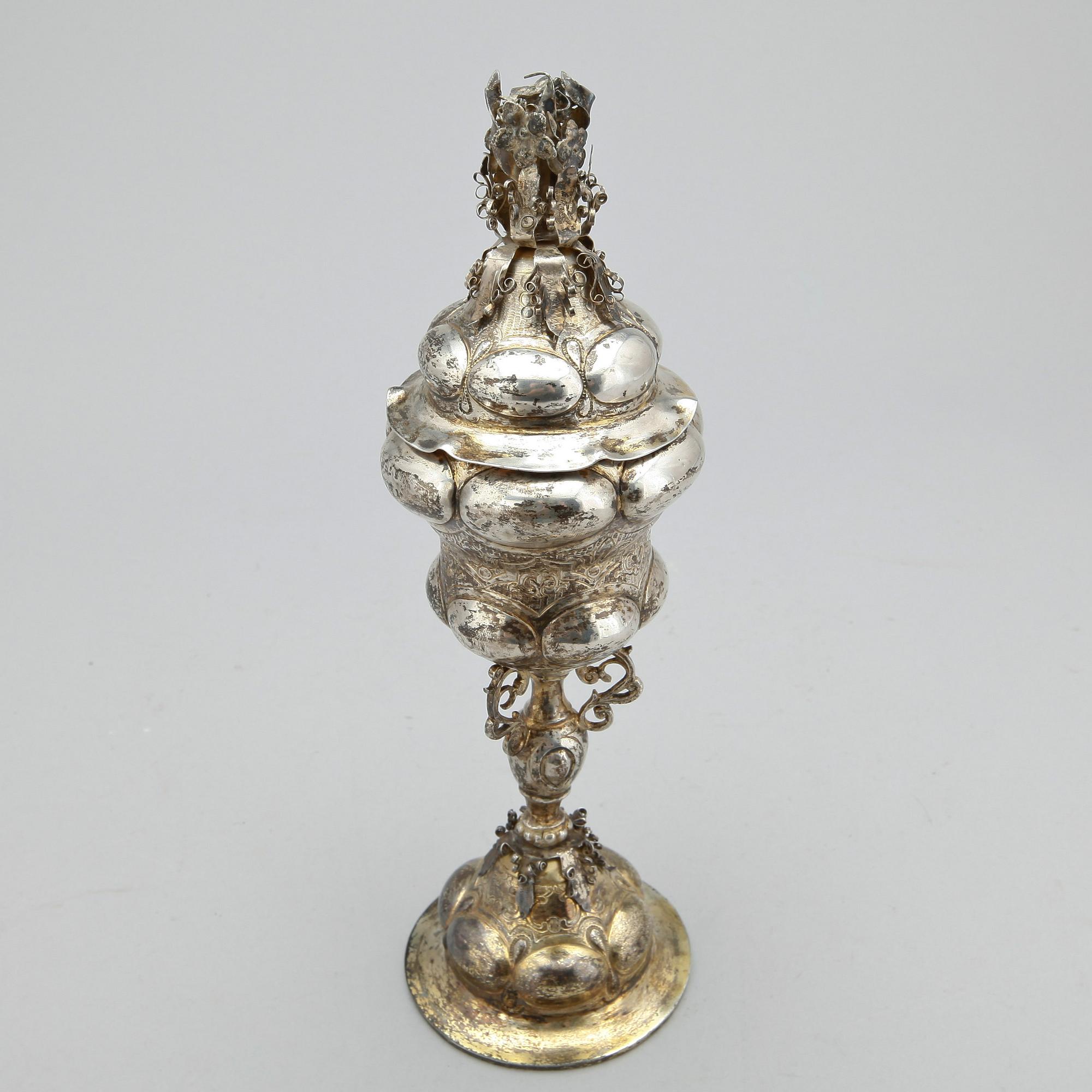 POKAL med LOCK, låghaltigt silver, nyrenässans, Tyskland, omkring 1900. Vikt ca 291g.