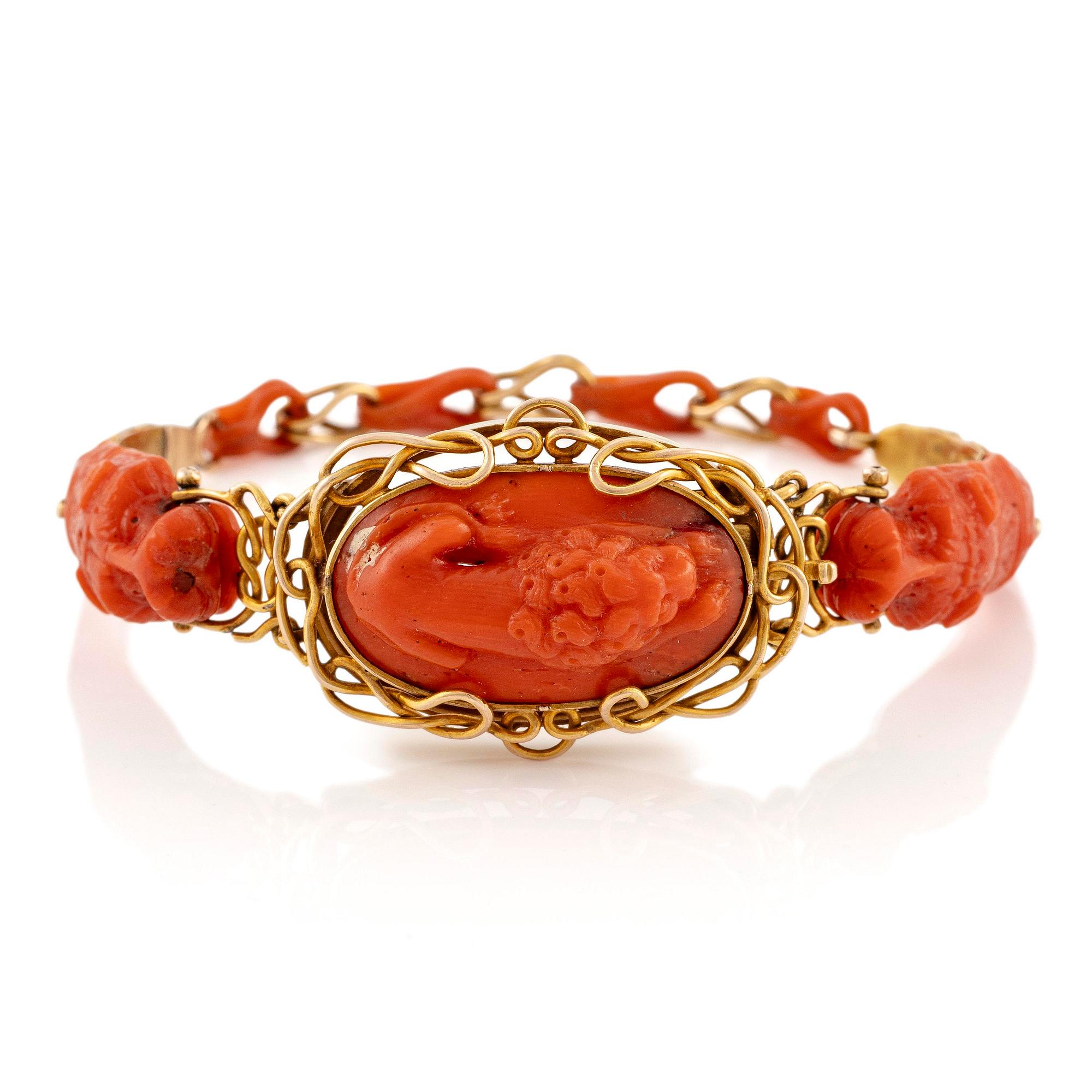 Armband 14K guld och skuren korall i form av flodhästar och ett lejon.