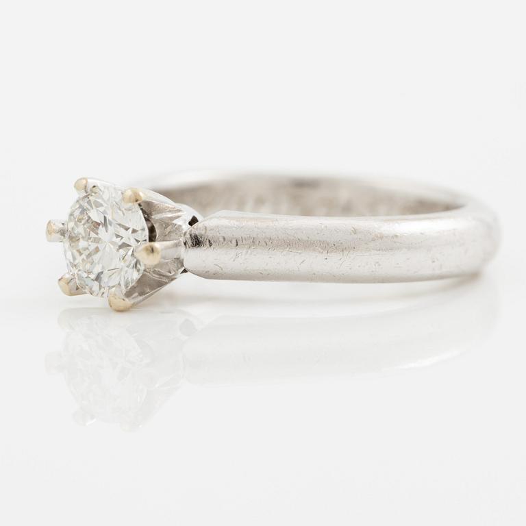 Ring in 18K white gold set with a round brilliant-cut diamond.