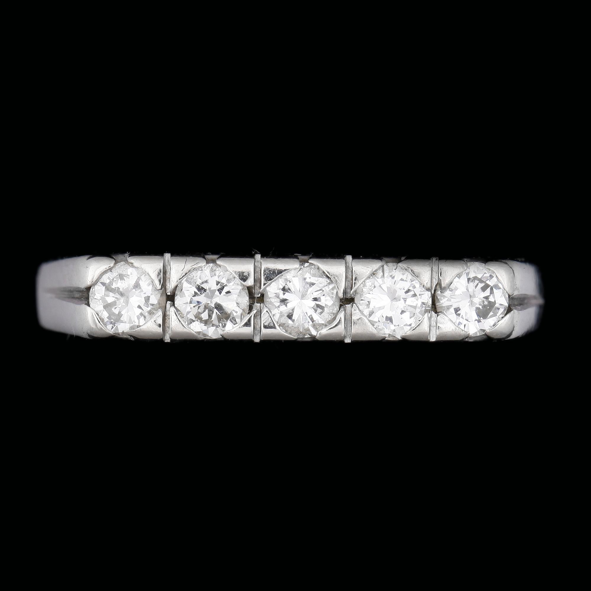 RING, 18k vitguld med briljantslipade diamanter tot ca 0,42ct enligt gravyr. Vikt 4,1g.