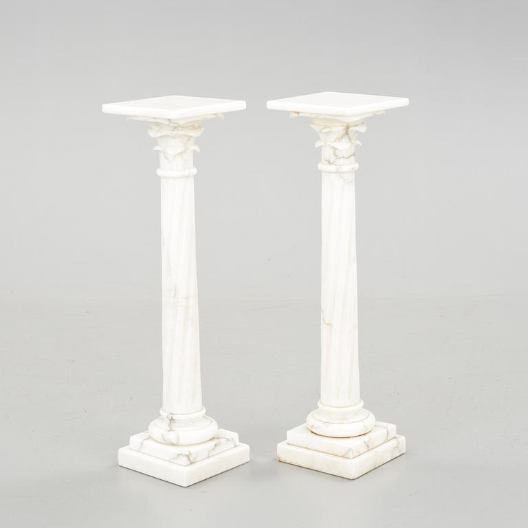 PIEDESTALER, ett par, 1900-tal.